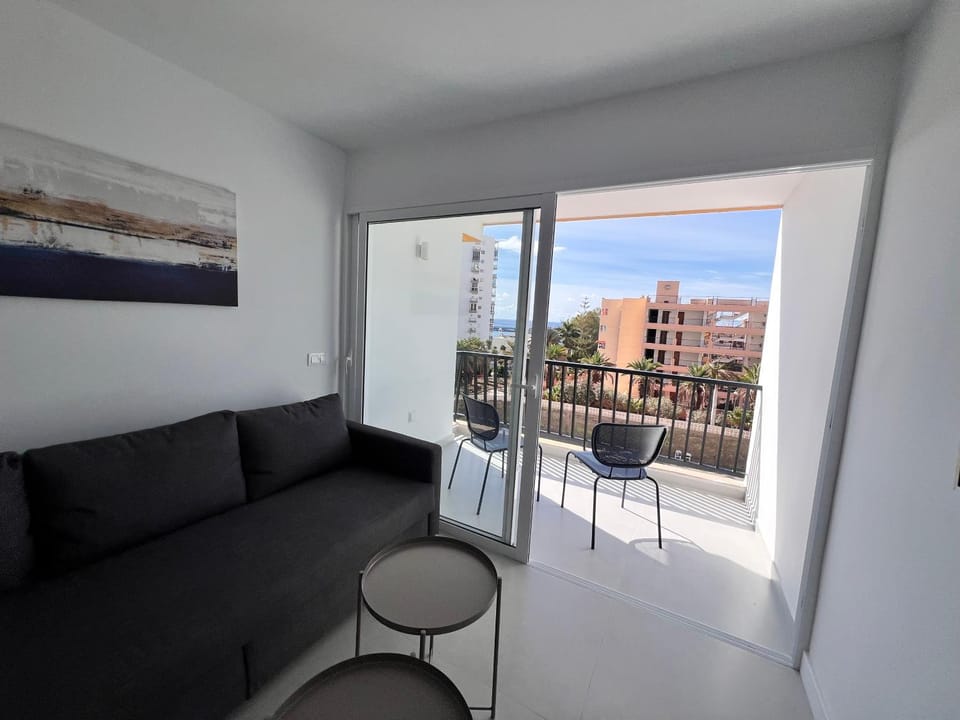 Day, Natural landscape, Balcony/Terrace, Living room, Seating area