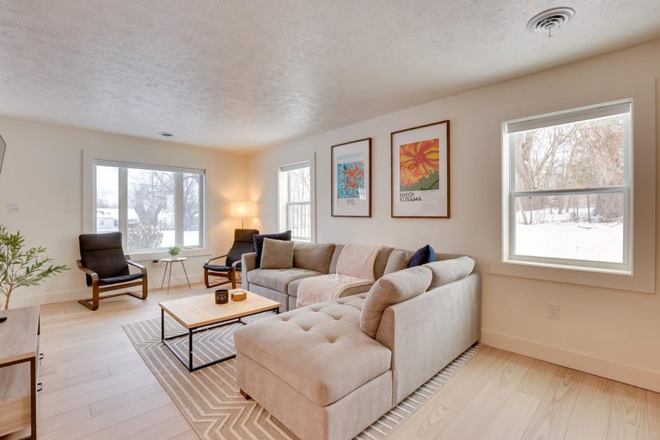 3 Mi to Dtwn and YSU Updated Youngstown Home House in Youngstown