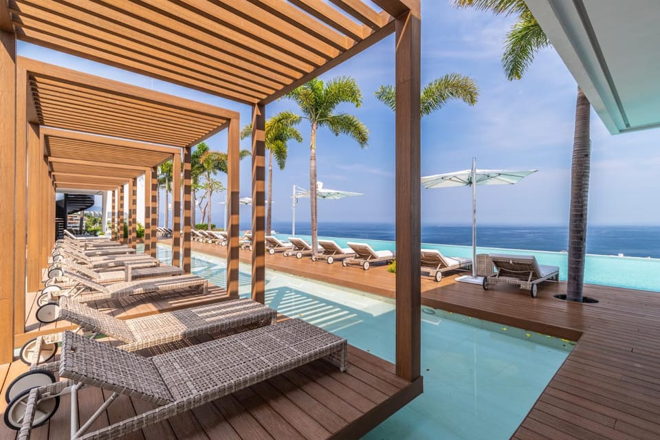 View (from property/room), Sea view, Swimming pool, sunbed
