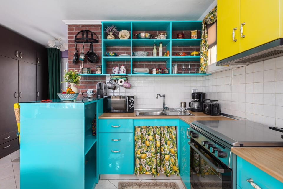 Coffee/tea facilities, Kitchen or kitchenette, oven, stove, toaster