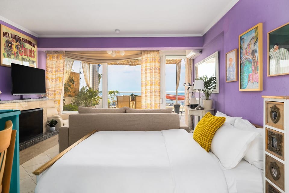 Bed, TV and multimedia, View (from property/room), View (from property/room), Living room, Seating area, City view, City view