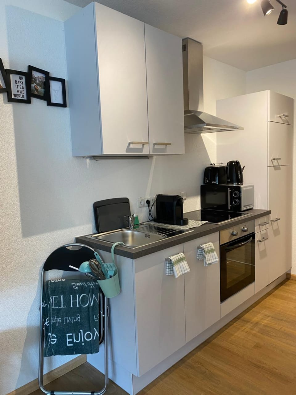 Coffee/tea facilities, Kitchen or kitchenette, dishwasher, oven, stove, toaster