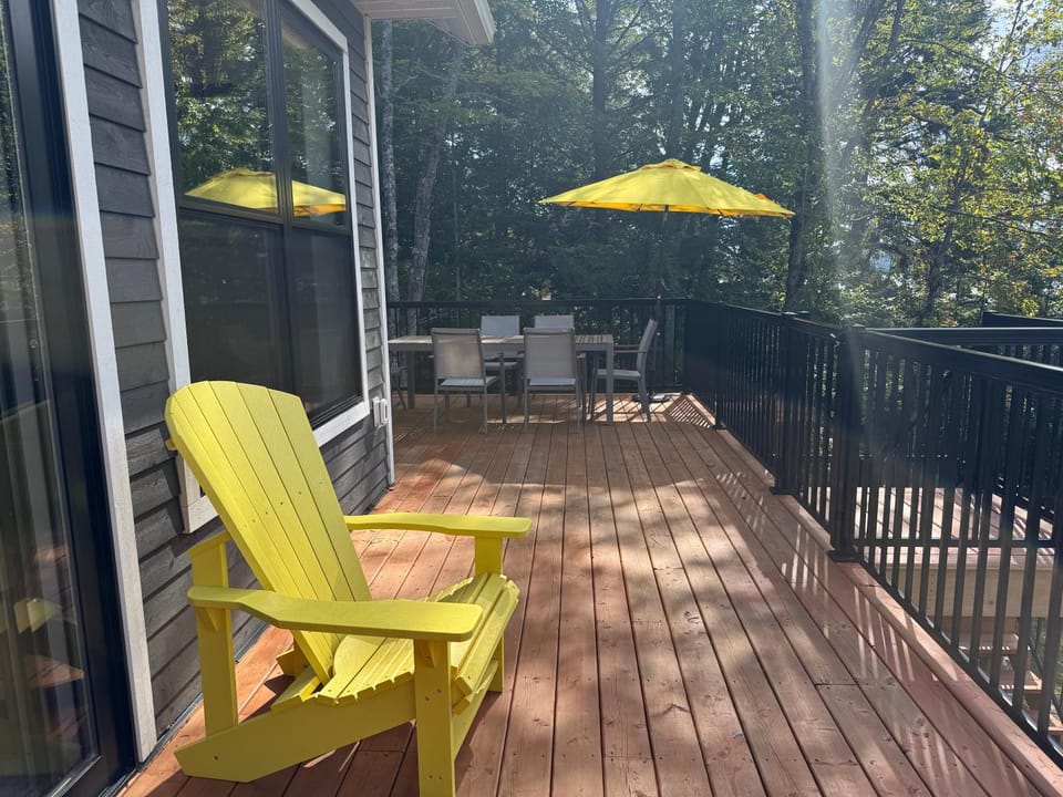 Waterfront Algonquin Retreat,Hot Tub & Sauna Villa in Madawaska Valley