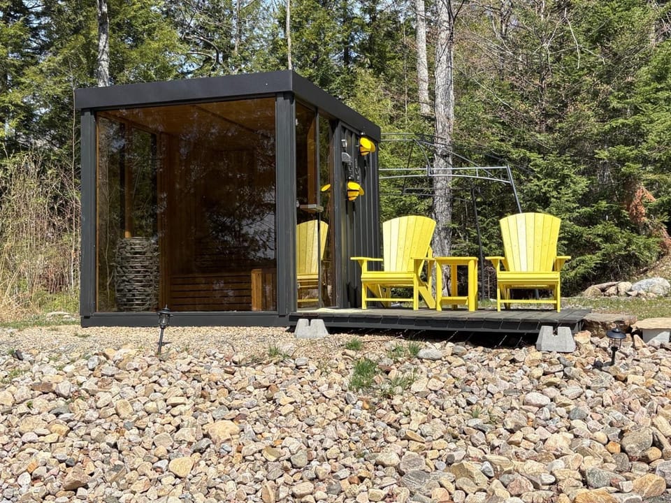 Waterfront Algonquin Retreat,Hot Tub & Sauna Villa in Madawaska Valley