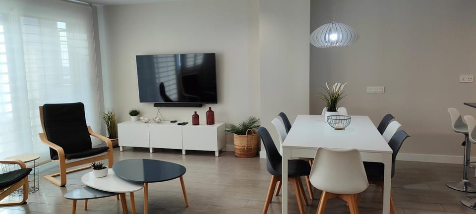 TV and multimedia, Living room, Seating area, Dining area