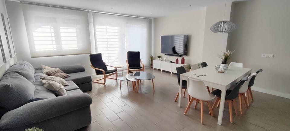 Communal lounge/ TV room, TV and multimedia, Living room, Seating area, Dining area