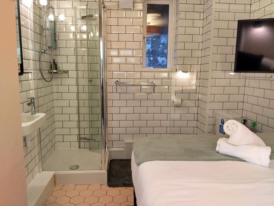 Tiny Space Central London Zone 1 Apartment in London Borough of Islington