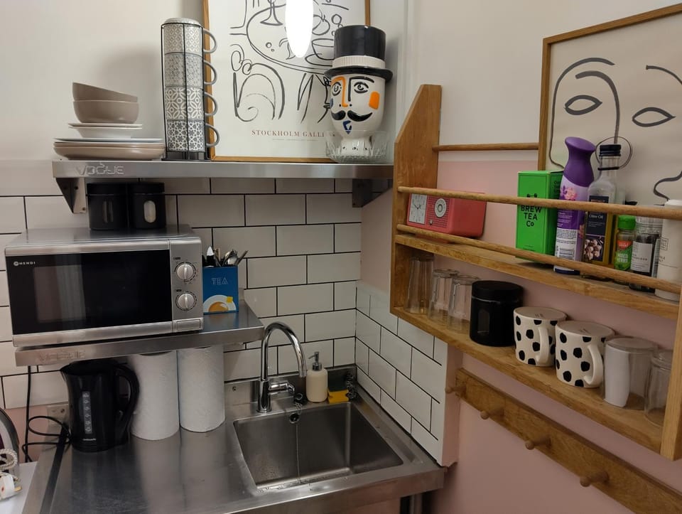 Tiny Space Central London Zone 1 Apartment in London Borough of Islington