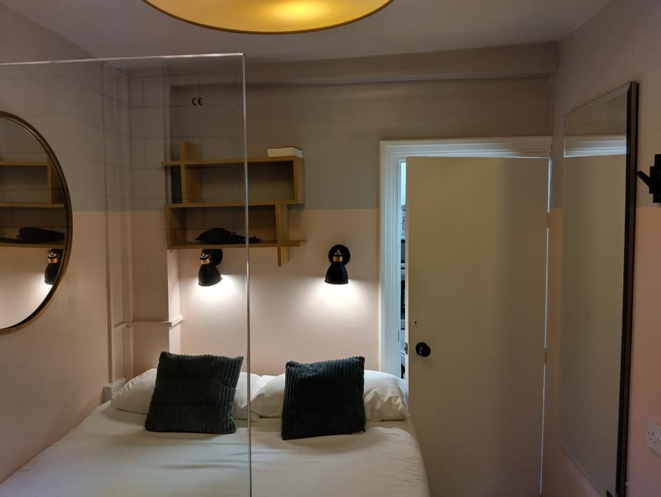Tiny Space Central London Zone 1 Apartment in London Borough of Islington