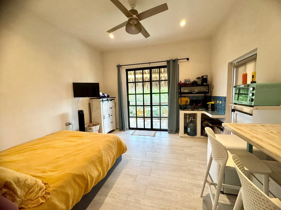 TV and multimedia, Kitchen or kitchenette, Photo of the whole room, Bedroom