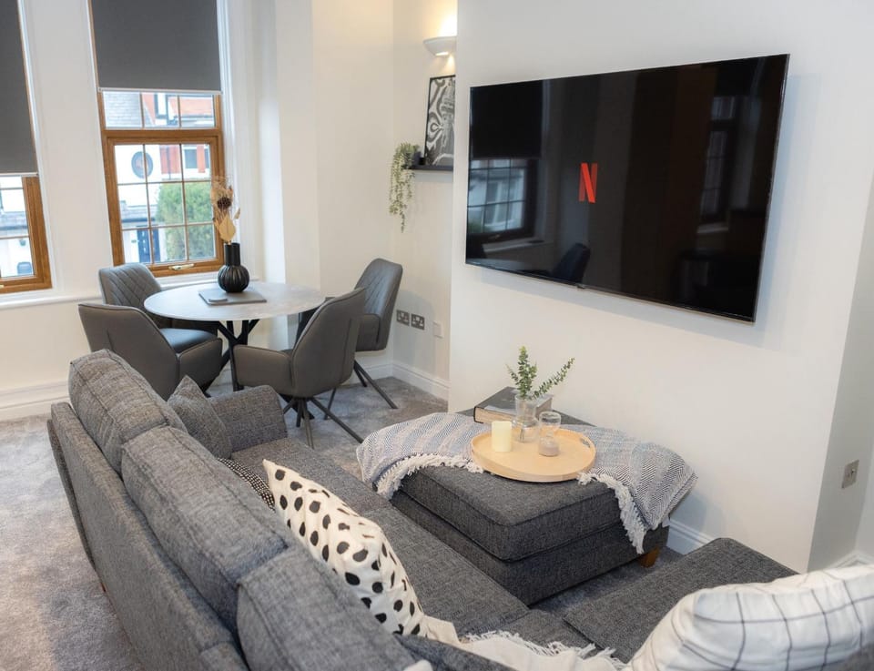 TV and multimedia, Living room, Seating area, Evening entertainment