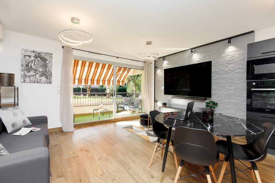 Communal lounge/ TV room, TV and multimedia, Living room, Seating area, Dining area
