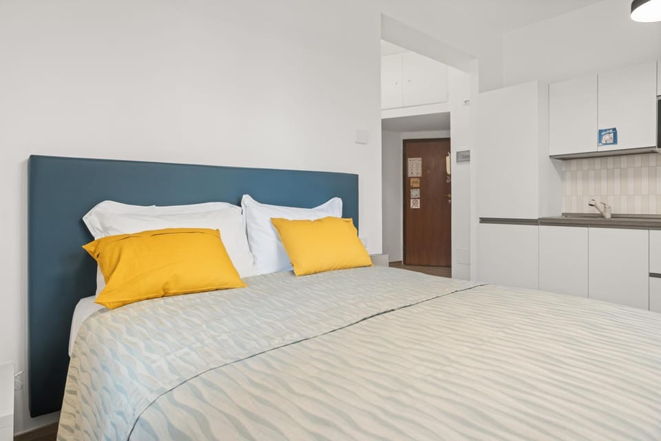 Bed, Kitchen or kitchenette, Bedroom