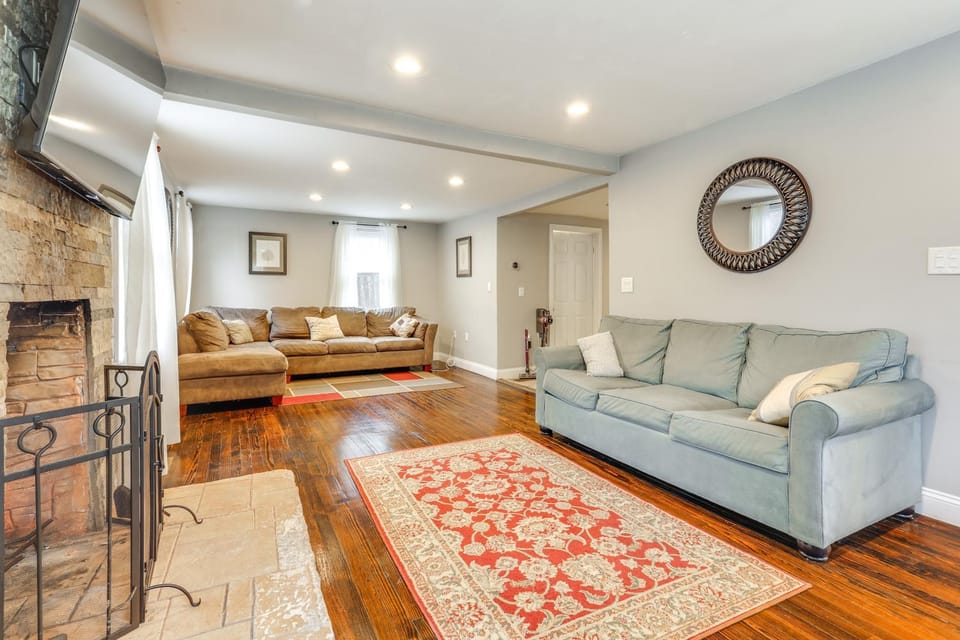2 Mi to Gillette Stadium: Foxborough Retreat! House in Foxborough