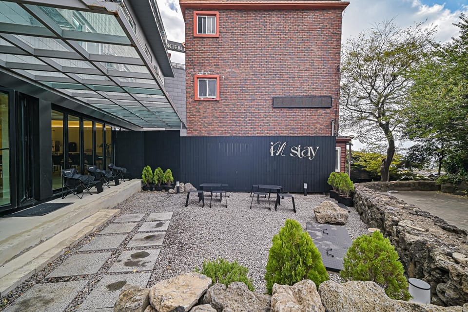 Property building, Balcony/Terrace, Seating area