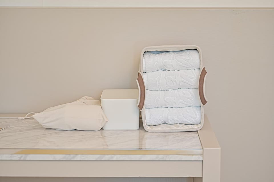 Bedroom, towels