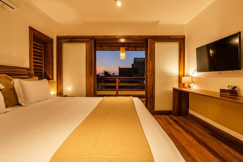Bed, TV and multimedia, View (from property/room), Balcony/Terrace, Photo of the whole room, Bedroom
