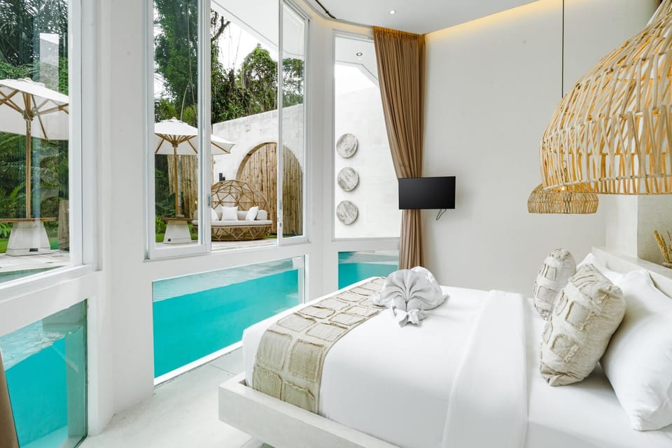 Bed, TV and multimedia, Photo of the whole room, Bedroom, Pool view, air conditioner