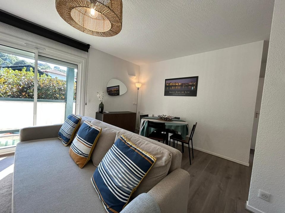 T2 rénové avec terrasse, à 300m de la plage de Socoa - FR-1-239-1093 Apartment in Ciboure