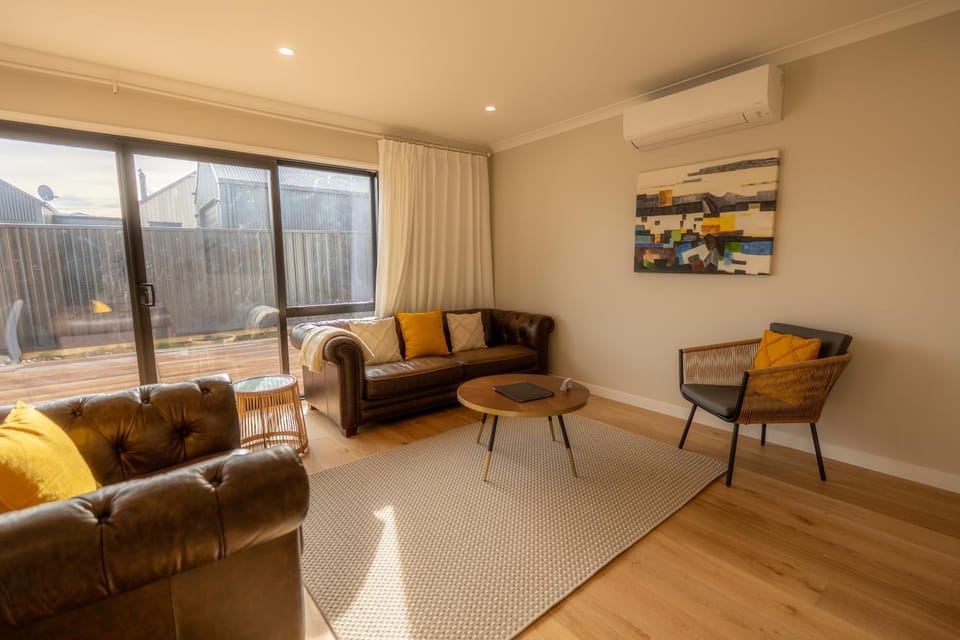 Living room, Seating area, air conditioner