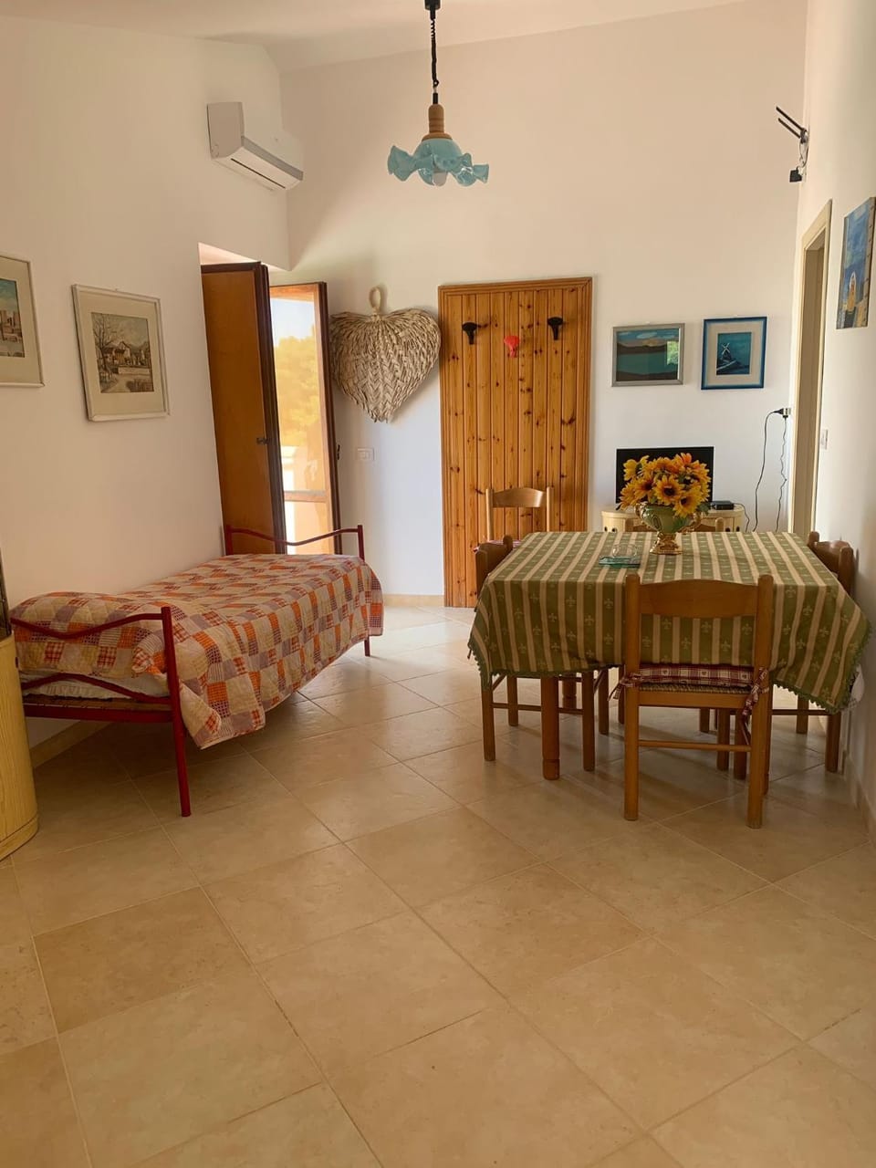 Bed, Living room, Seating area, Dining area, air conditioner