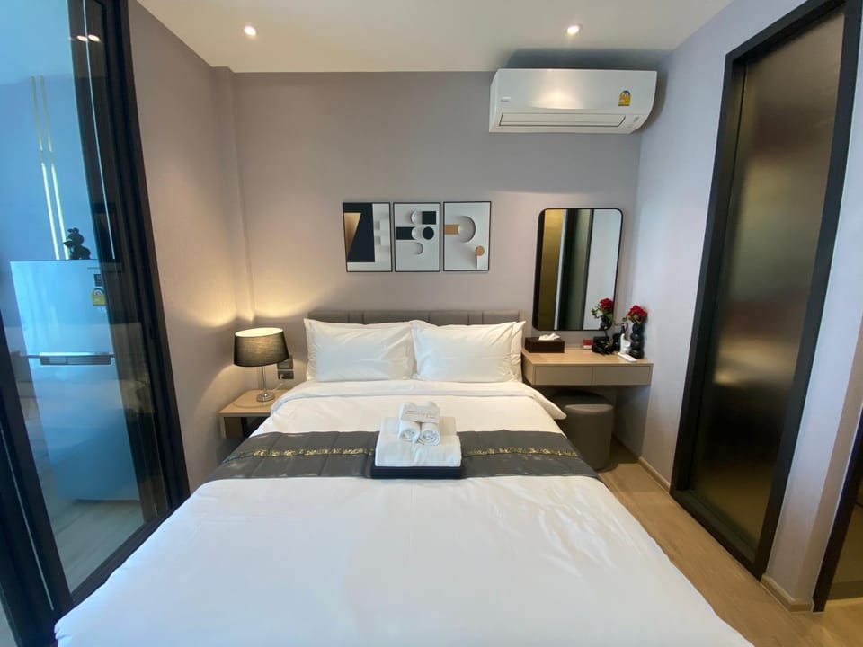 Bed, Bedroom, towels