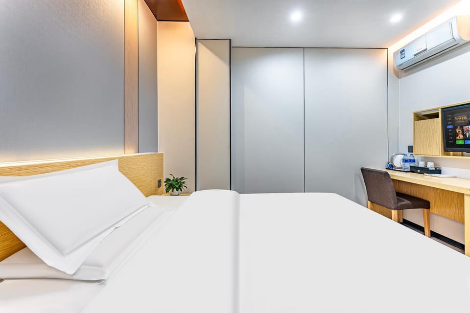 Bed, TV and multimedia, Photo of the whole room, Bedroom, air conditioner