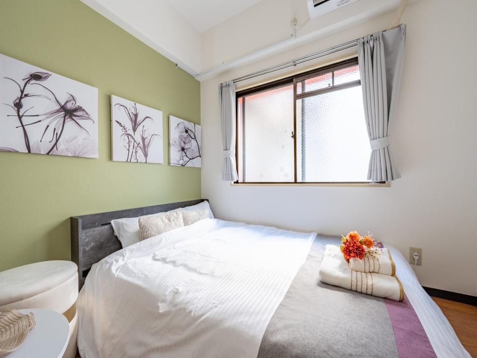 Bed, Living room, Photo of the whole room, Seating area, Bedroom, towels