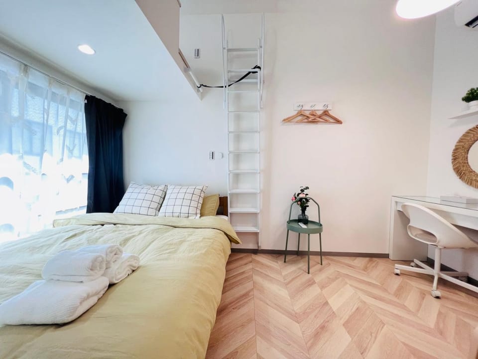 Bed, Photo of the whole room, Seating area, Bedroom, towels