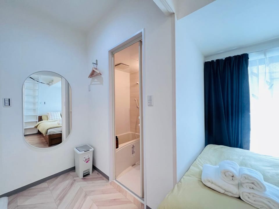 Bedroom, towels