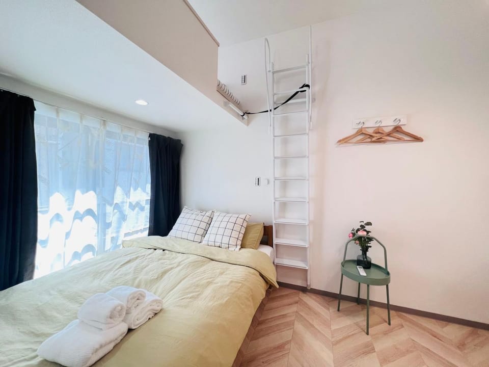 Bed, Bedroom, towels