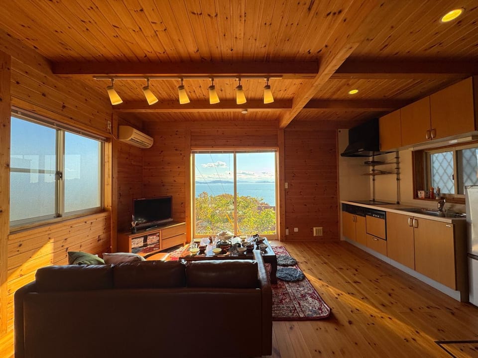 TV and multimedia, Kitchen or kitchenette, Dining area, Sea view