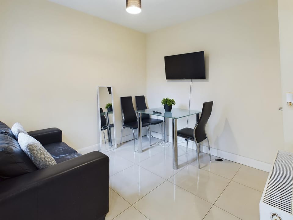 NEW! Classic 3BR House just 15 mins to city Centre Apartment in Belfast