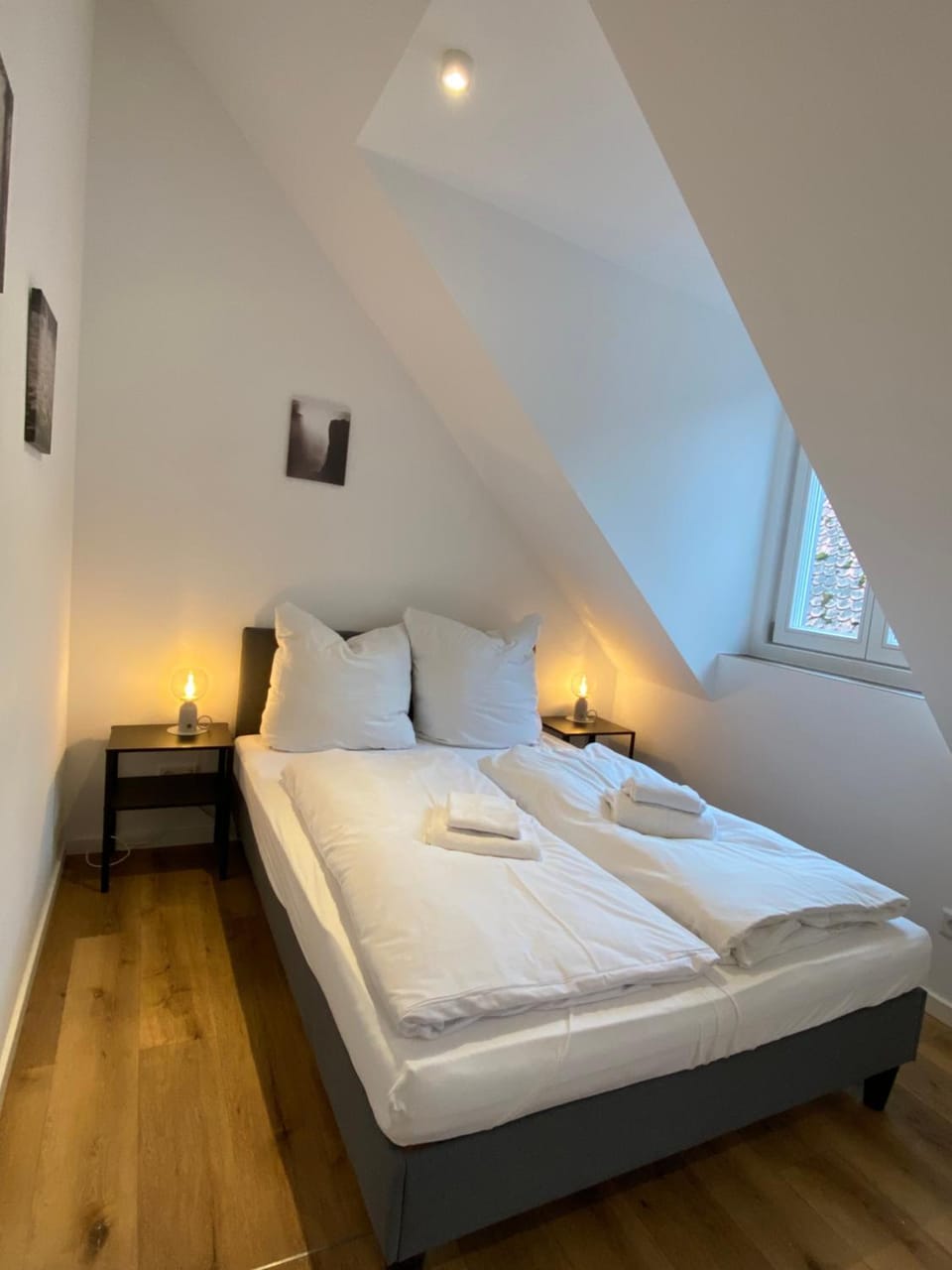 Bed, Bedroom, towels