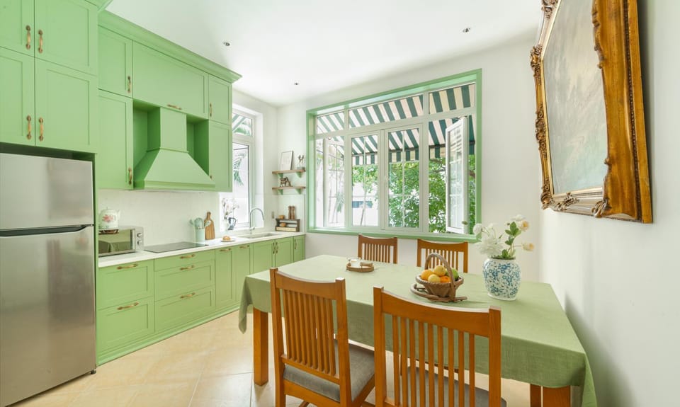 Kitchen or kitchenette, Dining area