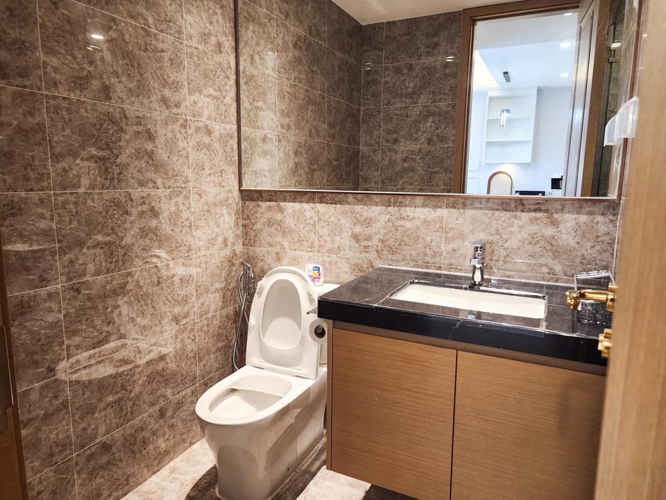 Shower, Toilet, Bathroom, towels
