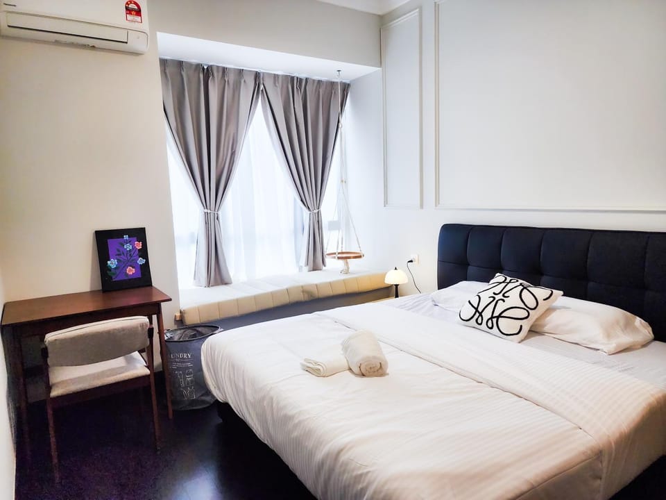 Bed, TV and multimedia, Photo of the whole room, Bedroom, towels, air conditioner