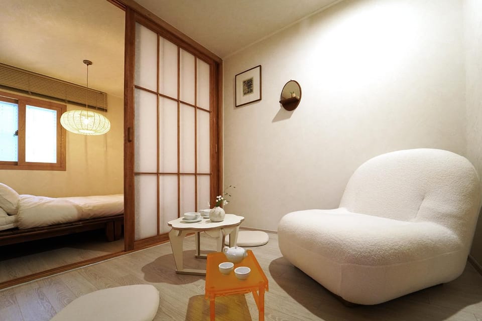 Bed, Photo of the whole room, Seating area, Bedroom
