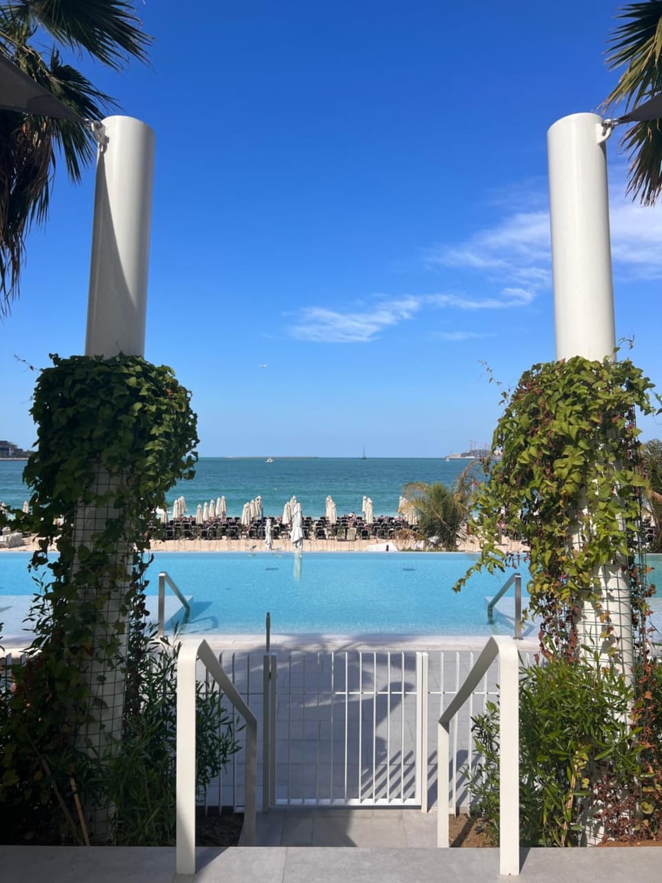 Nearby landmark, Day, Natural landscape, View (from property/room), Balcony/Terrace, Beach, Pool view, Sea view, Swimming pool, sunbed