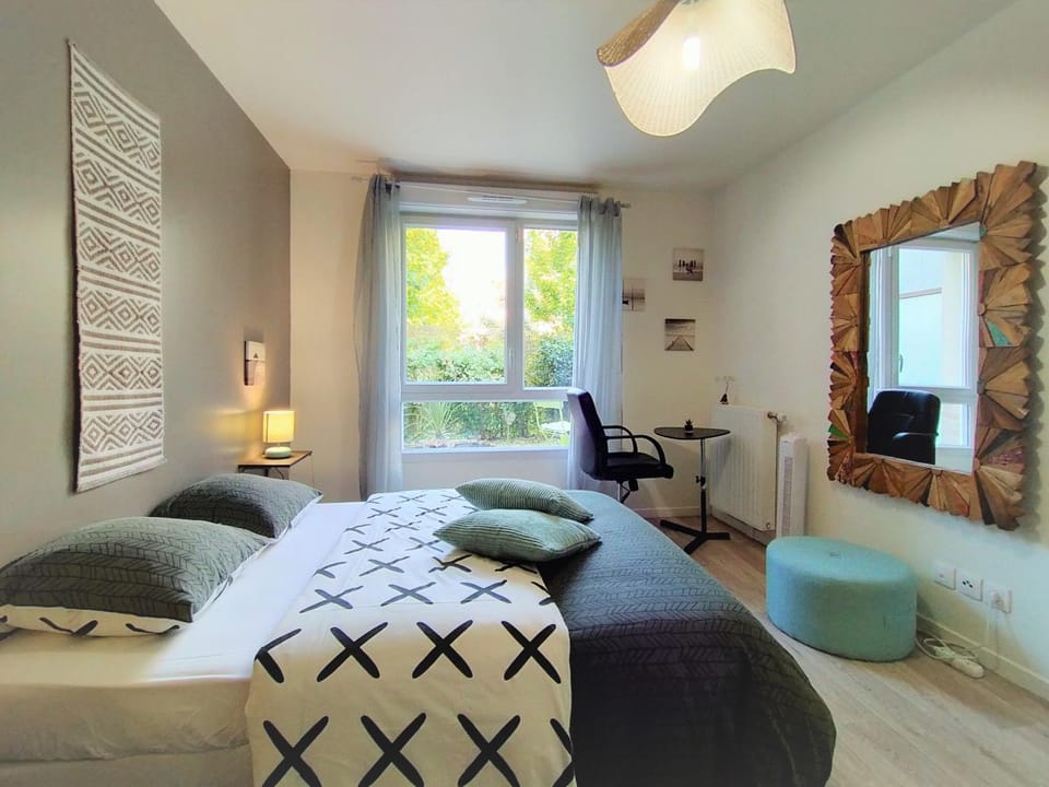 Bed, Photo of the whole room, Seating area, Bedroom