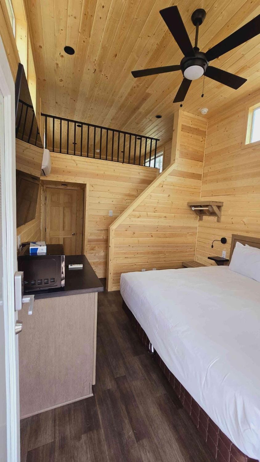 Bed, TV and multimedia, Bedroom