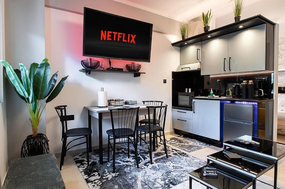 Kitchen or kitchenette, Living room, Seating area, Dining area