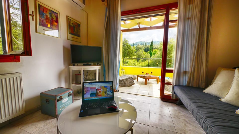 TV and multimedia, Living room, Seating area, Garden view