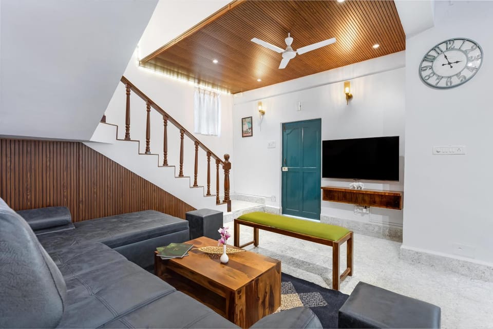 TV and multimedia, Living room, Seating area, Evening entertainment