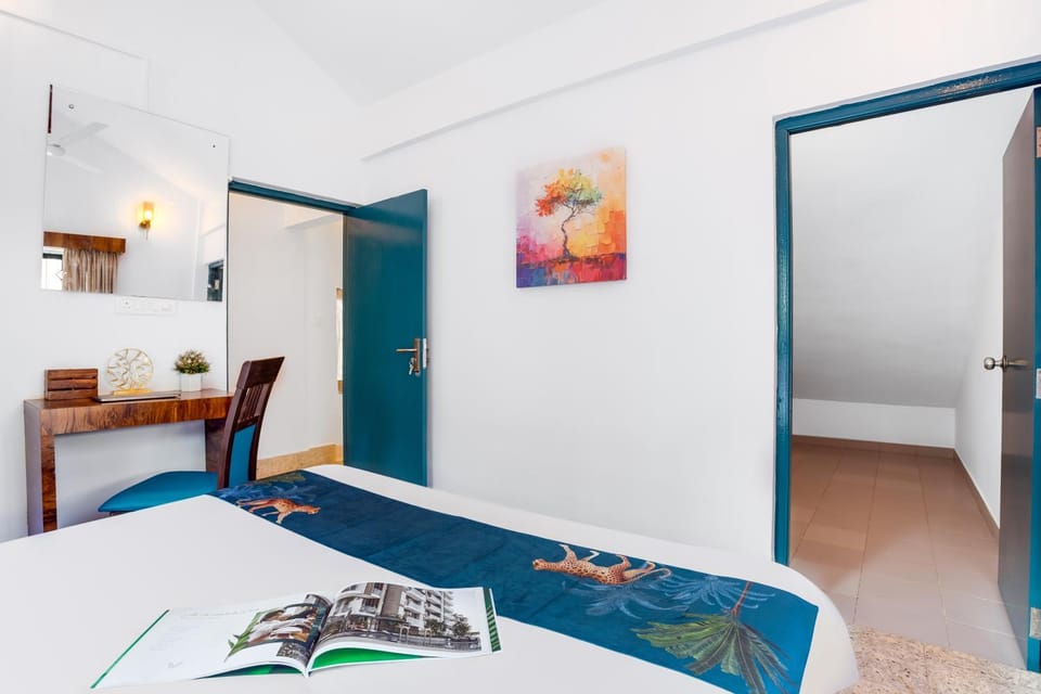 Bed, Photo of the whole room, Decorative detail, Bedroom, hair dresser