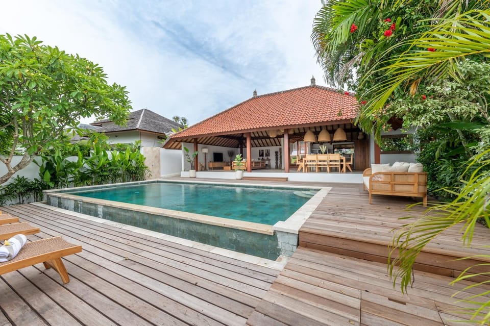 Property building, Garden, Garden view, Pool view, Swimming pool, sunbed
