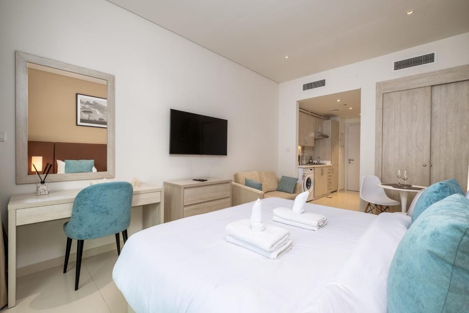 Bed, TV and multimedia, Photo of the whole room, Bedroom, towels, wardrobe, air conditioner