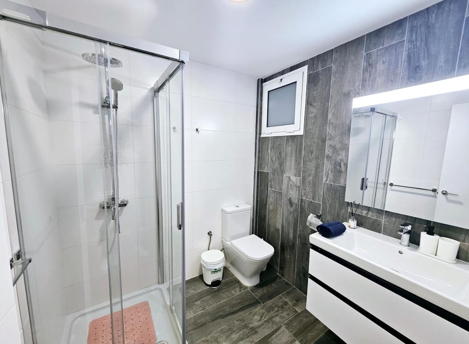 Shower, Toilet, Bathroom, towels