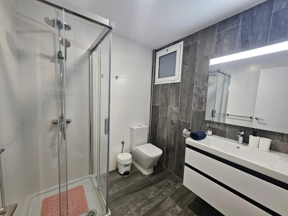 Shower, Bathroom, towels