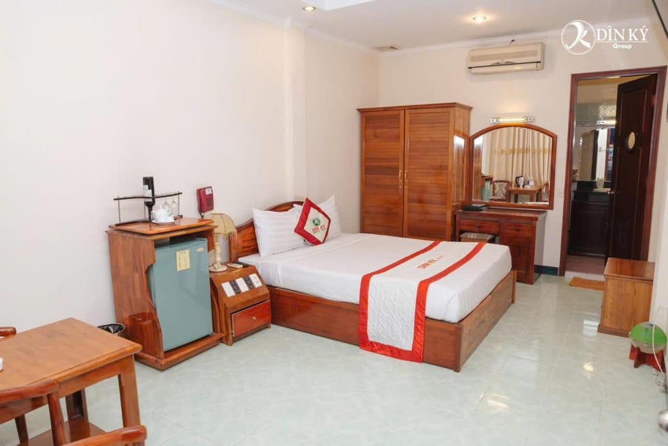 Seating area, Bedroom, air conditioner
